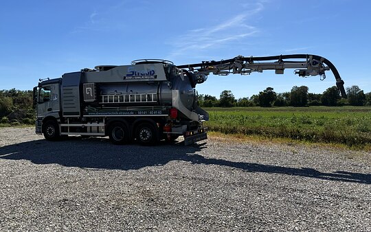 Saugwagen mit ausgefahrenem Saugarm - Abwassertechnik Strauß